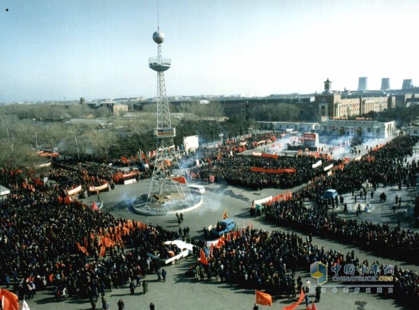 1986年2月14日,在1號(hào)門廣場(chǎng)上召開了盛大的換型改造動(dòng)員大會(huì)