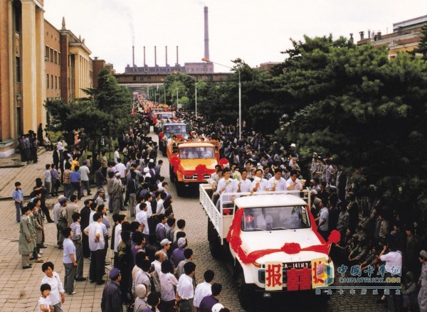 1986年7月15日，第二代解放卡車CA141成功實(shí)現(xiàn)了換型轉(zhuǎn)產(chǎn)