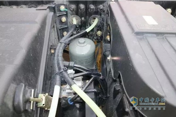 卡車的空壓機對機油的密封性能變差，機油首先進入了干燥罐