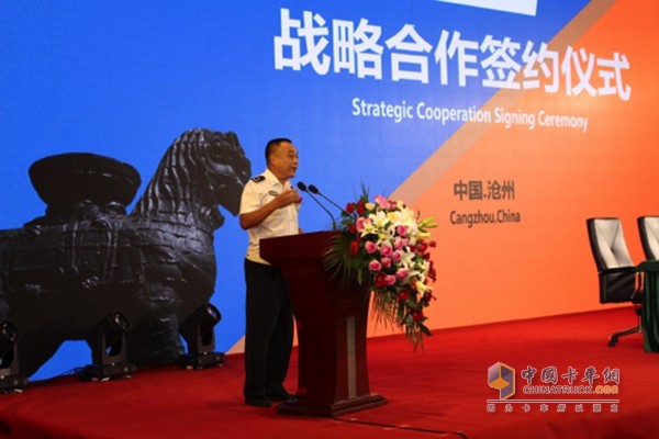北京警察學(xué)院柳實教授現(xiàn)場講解了輪胎爆胎的危險性，并體驗了蒂龍爆胎應(yīng)急安全技術(shù)和產(chǎn)品提供的防護(hù)保障