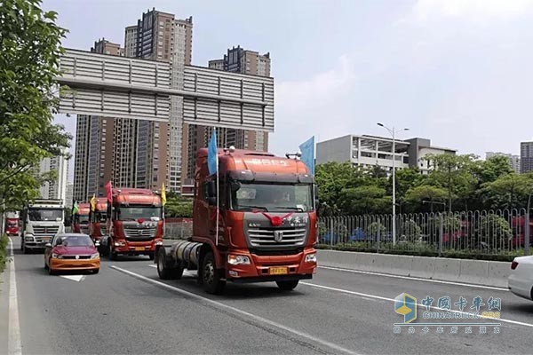中安信物流有限公司此次購買的5臺U系260馬力 4×2牽引車