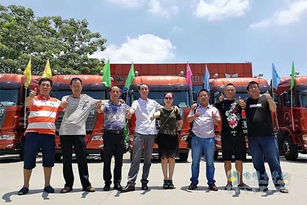 周學(xué)亮與他的團隊為聯(lián)合卡車點贊