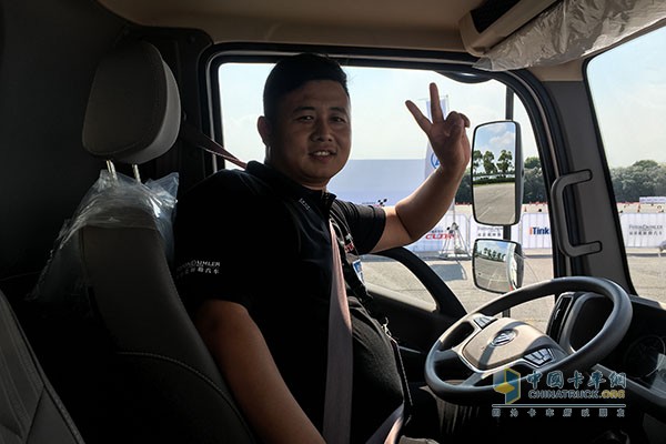 比賽發(fā)車(chē)前做好準(zhǔn)備的汲師傅