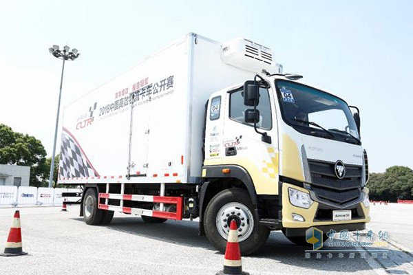進行場地操控賽的歐馬可 S5 超級中卡冷藏車