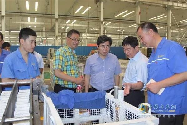 中國重汽集團濟南動力事業(yè)部參觀了渤?；钊a車間