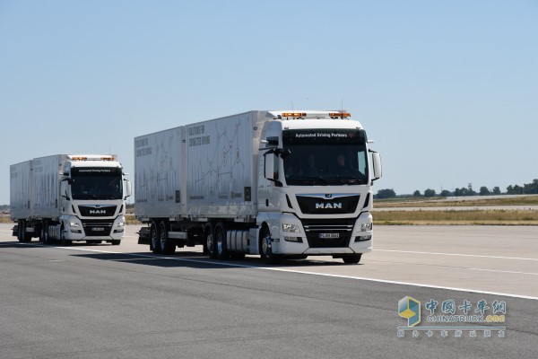 曼恩隊列行駛卡車
