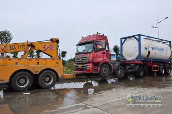 救援中的運(yùn)輸車