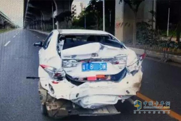 今年6月，珠海一小車被泥頭車撞擊，車尾向內(nèi)凹陷了差不多20公分，嚴(yán)重變形，后擋風(fēng)玻璃碎了一地，車尾保險(xiǎn)杠脫落。