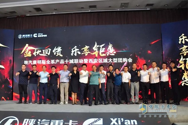 領導與客戶合影