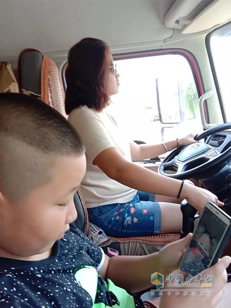 卡車美女司機(jī)開(kāi)車帶著孩子