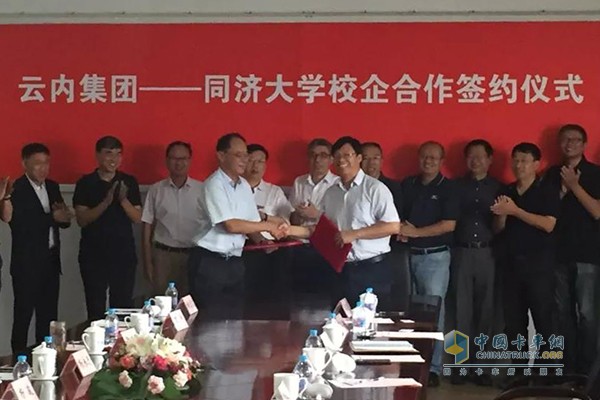 云內(nèi)集團總經(jīng)理楊永忠與汽車學(xué)院院長、黨委副書記張立軍簽校企合作協(xié)議