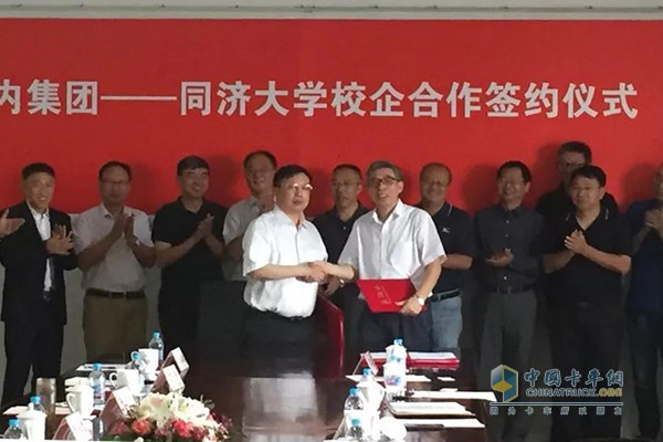 云內(nèi)集團黨委書記、董事長楊波與同濟大學(xué)副校長顧祥林簽校企合作戰(zhàn)略框架協(xié)議
