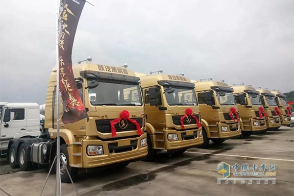 現(xiàn)場陜汽康明斯展車
