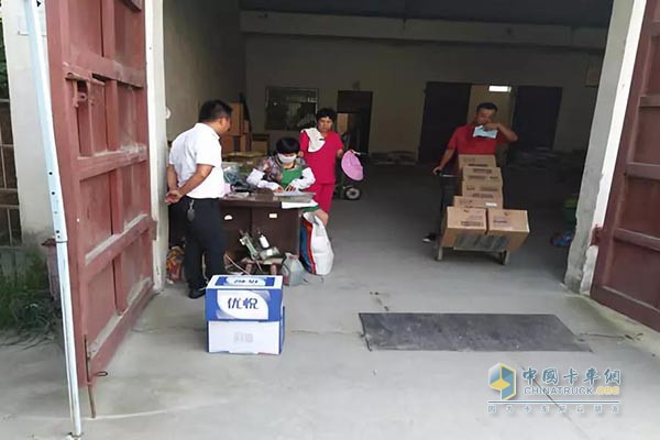 帥鈴銷售人員給倉庫里的搬運(yùn)工送上關(guān)懷