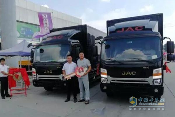 兩臺(tái)帥鈴寬體成功交付阜陽鈞衡商貿(mào)