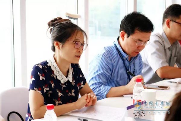 王淑芳主任一行認(rèn)真聽取G7匯報