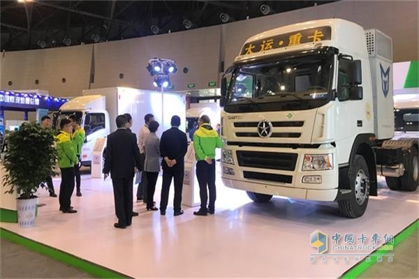 大運(yùn)汽車工作人員為客戶講解純電動(dòng)產(chǎn)品