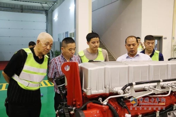 發(fā)動機車間，客戶參觀了發(fā)動機生產(chǎn)工藝流程