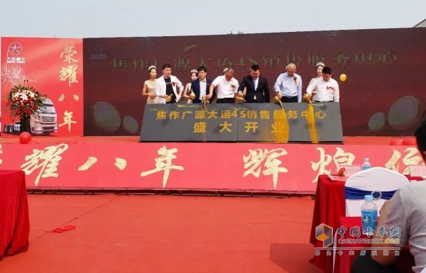 到場領(lǐng)導、嘉賓登臺剪彩倒流金沙
