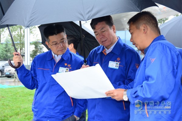 公司領導參觀辦公研發(fā)大樓、聯(lián)合廠房
