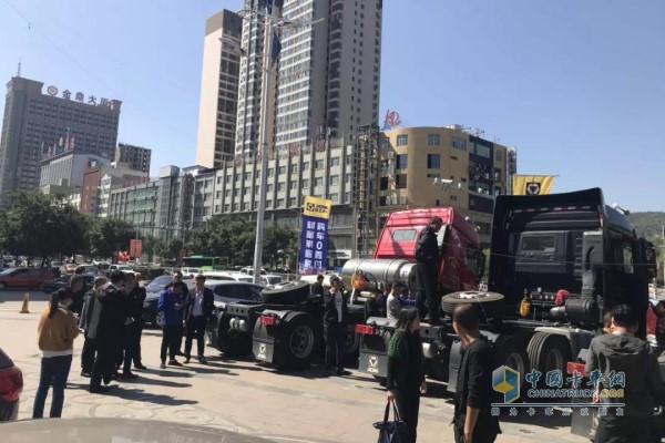 工作人員向現(xiàn)場(chǎng)的客戶詳細(xì)介紹了漢風(fēng)牽引車系列