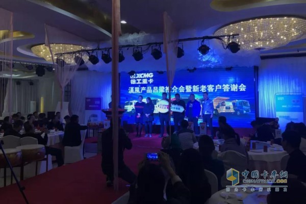 興旺達(dá)汽車銷售有限公司總經(jīng)理向客戶交付了象征著財(cái)富的的金鑰匙