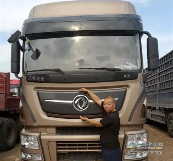 孟凡賀，與自己的愛車：東風(fēng)天龍旗艦560