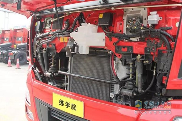 檢查冷卻水箱散熱片是否被油泥、樹葉等雜物堵塞