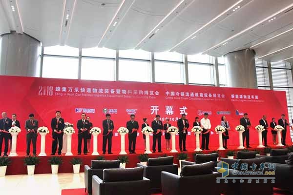 四川現(xiàn)代汽車有限公司副總經(jīng)理、銷售本部長林坰澤參加開幕剪彩儀式