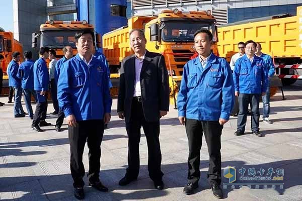 西安市城市管理局黨組成員、副局長李成剛；陜汽控股黨委副書記、總經理王延宏，陜重汽副總經理劉璽斌