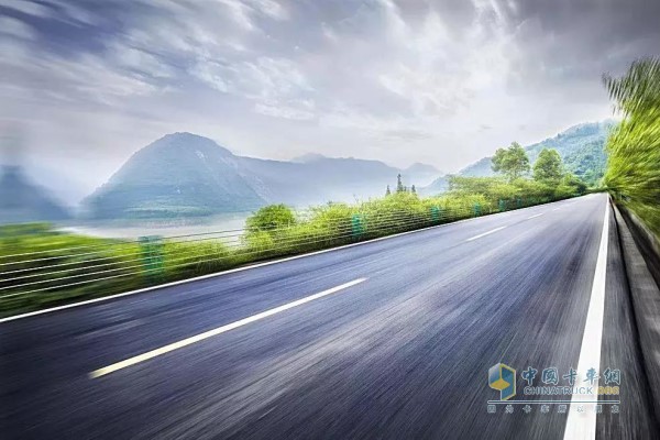 減速慢行，保持車距 