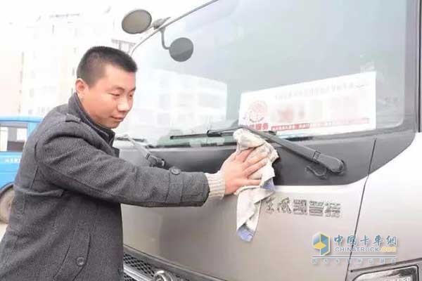李志猛在擦自己的愛車