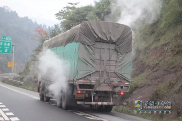 卡車在山區(qū)路段出現(xiàn)剎車問(wèn)題