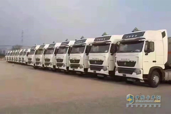 日照龍晨物流有限公司購買的中國重汽T7H?；愤\輸車
