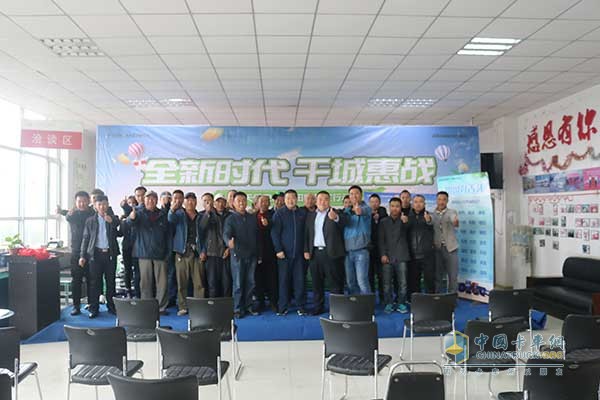 工作人員以及現(xiàn)場(chǎng)卡友合影