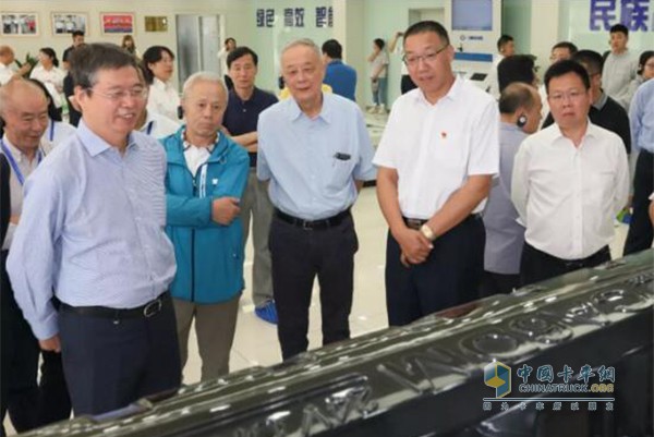 專家團(tuán)參觀了發(fā)動(dòng)機(jī)事業(yè)部惠山基地、前瞻技術(shù)研究院和塘南基地