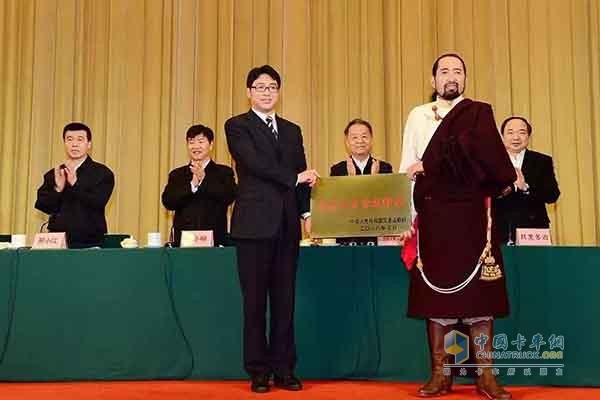 東風商用車業(yè)務代表齊興明奔赴川西高原慰問郵政勞模!
