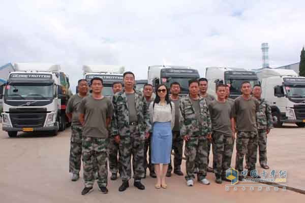 ?王總與車隊工作人員、沃爾沃卡車西區(qū)總經(jīng)理李斐女士(中)合影