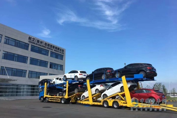 中置軸轎運(yùn)車(chē)