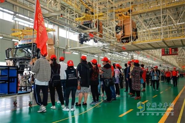 參觀柳東商用車基地，先進生產(chǎn)工藝獲贊