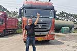 行走在?；愤\輸?shù)穆飞详惒庵恍刨嚶?lián)合卡車