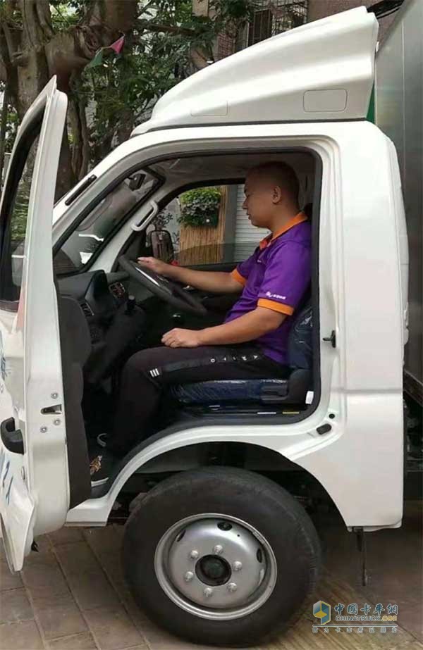 開上新車的趙先生，心里別提多美