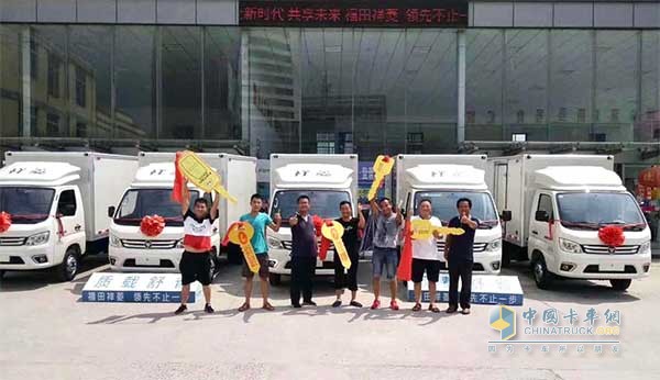 圖說：交車儀式上，趙先生和小伙伴們?yōu)楦Ｌ锵榱恻c贊