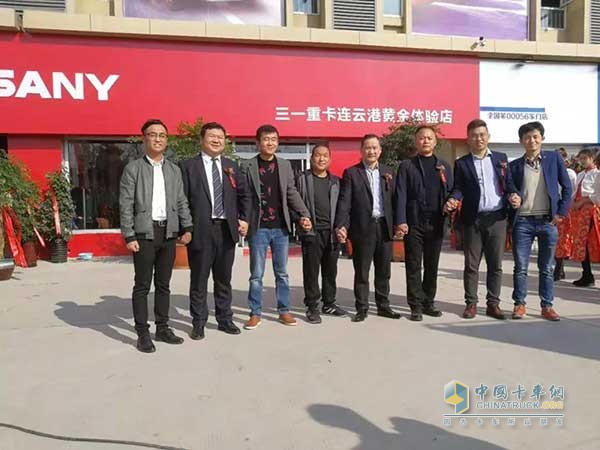 三一重卡車(chē)友會(huì)代表前來(lái)祝賀