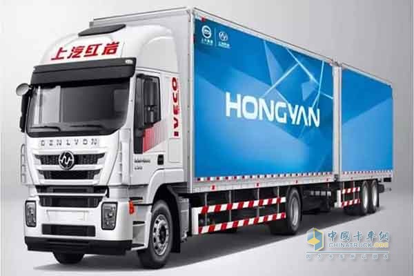 上汽紅巖中置軸貨運車