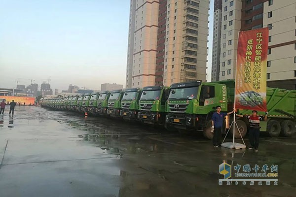 紅巖新型智能環(huán)保渣土車(chē)展示現(xiàn)場(chǎng)