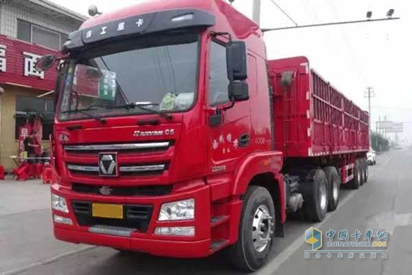 徐工重卡運(yùn)煤車