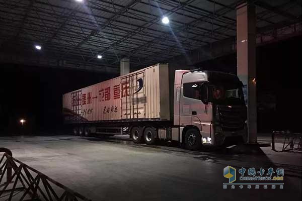 歐曼EST-A超級卡車搭載福田康明斯X12大扭矩發(fā)動機