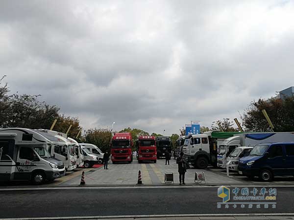 大會(huì)展車區(qū)域商用車云集，吸引行業(yè)內(nèi)外等諸多人士觀摩、品鑒