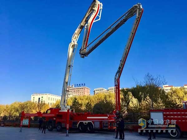 消防車在支隊進(jìn)行臂架實操檢測